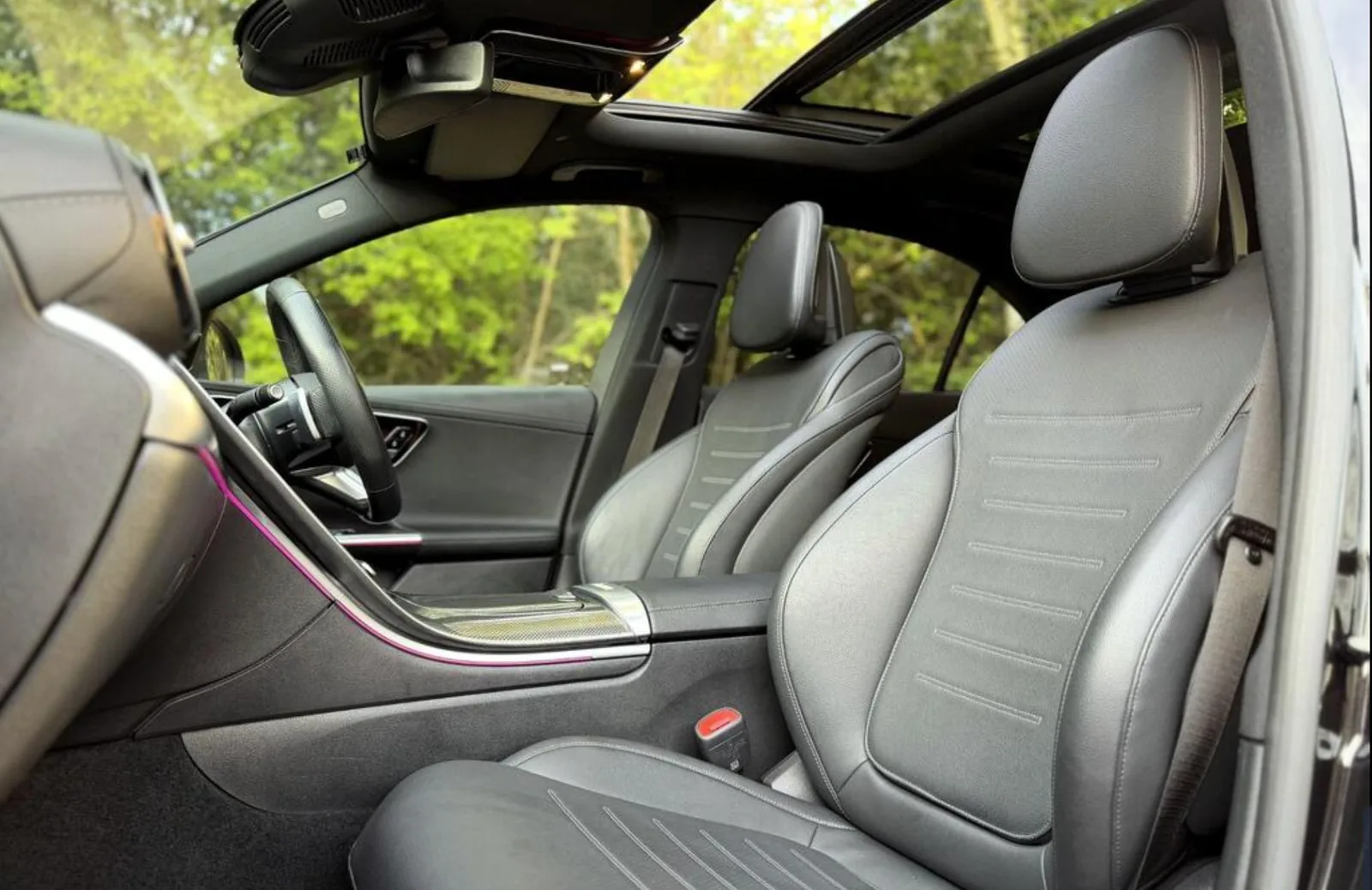 C-Class driver and front passenger cabin