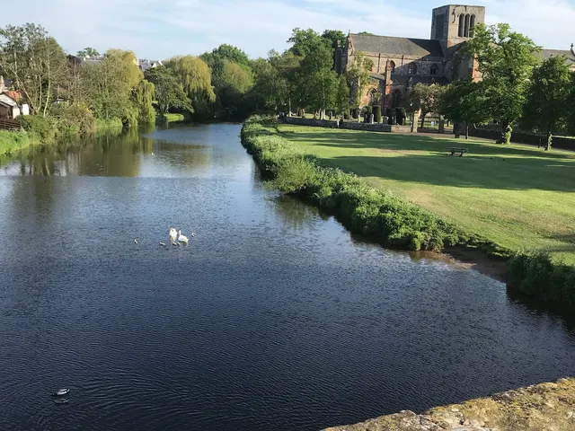The River Tyne and St Mary&rsquo;s Church in Haddington, the lunch stop