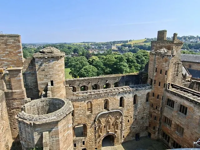Linlithgow Palace on the shore of Linlithgow Loch